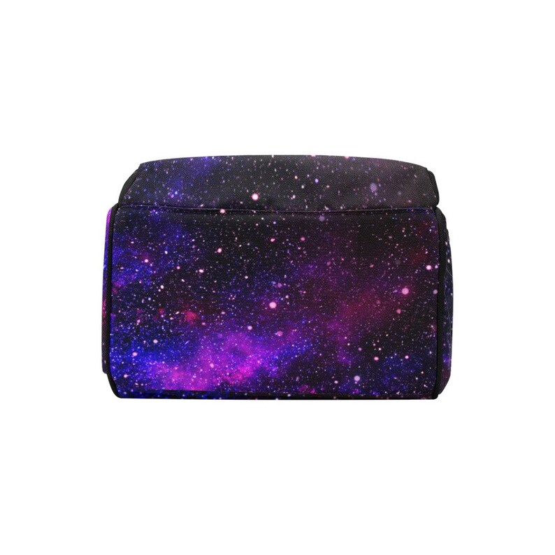 Pode incluir: Uma mochila preta com estampa de gal&aacute;xia em tons de roxo, rosa e azul.