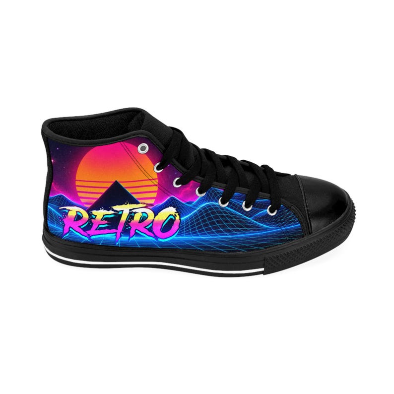 Puede incluir: Una zapatilla alta negra con un estampado gr&aacute;fico vibrante de una puesta de sol sobre una cordillera con un patr&oacute;n de cuadr&iacute;cula azul. La palabra RETRO est&aacute; impresa en una fuente estilizada de color rosa y amarillo en el lateral de la zapatilla.