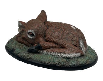 Figura de ciervo primaveral de cerámica pintada a mano vintage tumbado en la hierba, 28 cm de largo