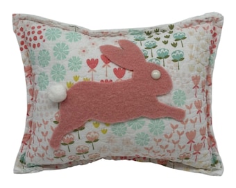 NUOVO cuscino coniglietto saltellante fatto a mano, trapunta vintage, copriletto in ciniglia, divertente per Pasqua!!