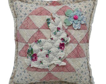 NUOVO Cuscino fatto a mano con coniglietto e fiori, trapunta vintage, copriletto in ciniglia di Pasqua