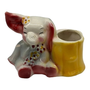Vintage olifant plantenbak met uitgestoken oor en gesloten ogen bloemen Kitchy