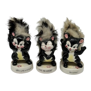 Set vintage di 3 figurine Skunk antropomorfe Ucagco con vera pelliccia ~ Giappone 5,5&quot;