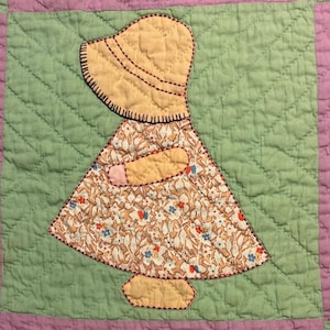 Vintage Cutter Quilt Piece 14” x 13” Sunbonnet Sue  Feedsack Fabrics  Pretty! #3