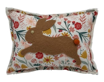 NUOVO cuscino coniglietto saltellante fatto a mano, trapunta vintage, copriletto in ciniglia, divertente per Pasqua!!