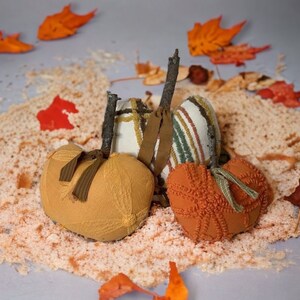 Juego de 3 telas hechas a mano con calabazas de chenilla, decoración de granja de Halloween para otoño y otoño