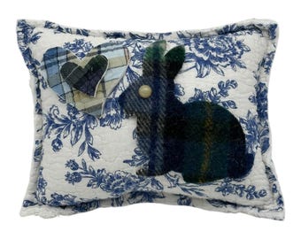 NEUES Handgefertigtes Häschen Osterkissen Vintage Quilt Chenille Tagesdecke Darling!!