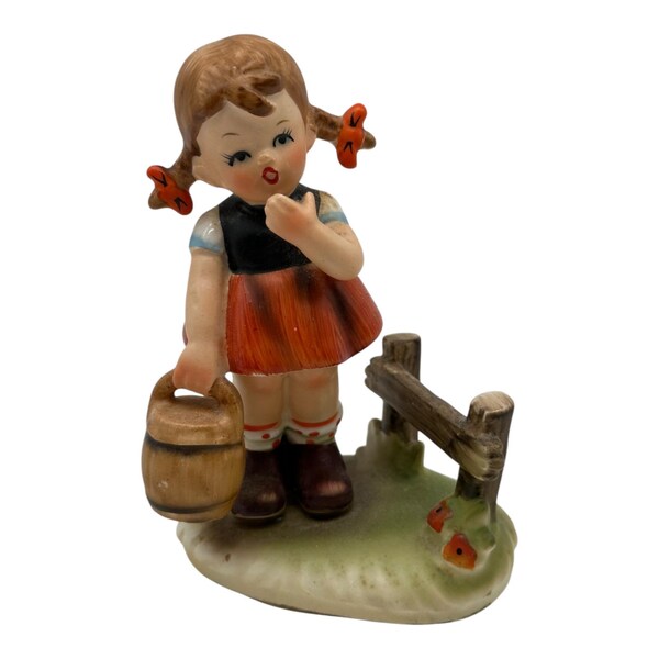 Figurina vintage in stile Hummel, giovane ragazza con secchio vicino al recinto, Erich Stauffer