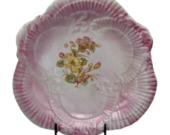 Piatto antico in porcellana bianca Rose Germany da 28 cm con bordo rosa e fiori al centro.