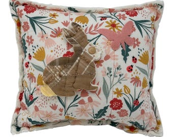 NUOVO Cuscino fatto a mano con coniglietto e farfalla, trapunta vintage, copriletto in ciniglia di Pasqua