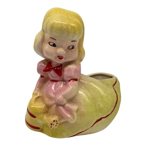Fioriera vintage in ceramica per bambina, vestito rosa e giallo, con annaffiatoio