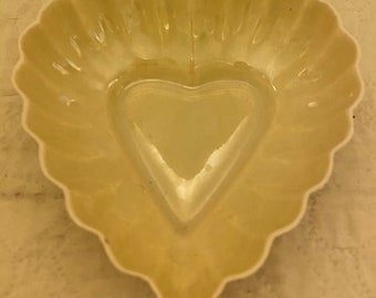 Bonbonnière Belleek Valentine vintage lustré jaune en forme de coeur 4,25 po. x 4,5 po.