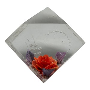 Presse-papiers vintage en lucite transparent rose rose, beau design, détails gravés