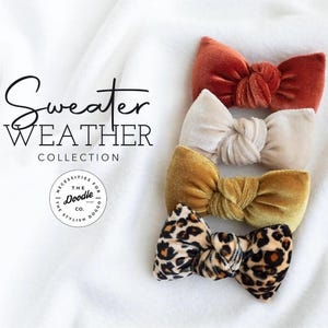 Könnte beinhalten: Vier Samt-Fliegen in verschiedenen Mustern: Rost, Beige, Senfgelb und Leopardenmuster. Die Fliegen sind auf einem weißen Stoffhintergrund übereinander angeordnet. Der Text "Sweater Weather Collection" befindet sich über den Fliegen, und ein Logo für "The Doodle Co." befindet sich unter den Fliegen.