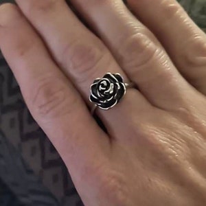 Bague de crémation rose noire, bague pour urne à remplir à la maison, bague fleur en argent, cendres humaines, cendres d'animal de compagnie, bijoux pour urne fleur