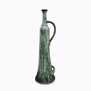 Vaso da terra scultoreo in ceramica da studio, 73 cm, con manico, smalto verde fluido, pezzo unico, brocca con manico, ceramica artigianale, brocca da terra, arte moderna