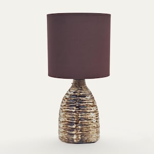 Könnte beinhalten: Dekorative Tischlampe mit braunem Lampenschirm und strukturiertem Keramikfuß. Der Fuß hat ein braunes und beiges Farbschema. Die Lampe ist für den Innenbereich konzipiert und bietet Umgebungslicht.