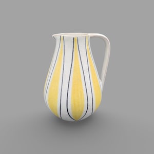 Op de afbeelding: Een witte keramische kan met een geel en zwart gestreept patroon. De kan heeft een gebogen handvat en een tuit om uit te schenken. Het ontwerp is in retrostijl, geschikt voor het serveren van dranken.