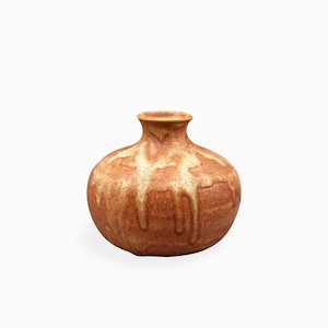 Può includere: Un piccolo vaso in ceramica rotondo con un corpo largo e bulboso e un collo stretto. La superficie presenta una base testurizzata color terracotta con uno smalto color crema che cola dal bordo, creando un distinto motivo verticale.