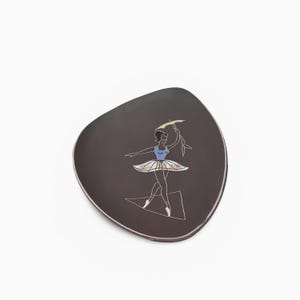 Misa z majoliki Marei, lata 50. XX wieku | Sygnowana Gundi Busch | Dekoracyjny talerz ceramiczny, przedmiot ścienny w stylu vintage