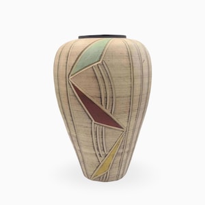 Peut inclure: Un vase en céramique avec une finition beige texturée et des lignes verticales gravées. La surface présente des formes géométriques en vert sourd, rouge profond et jaune pâle, accentuées par des motifs gravés incurvés sur le corps fuselé.