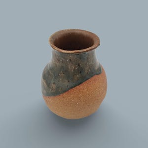 Könnte beinhalten: Eine kleine, handgefertigte Keramikvase mit rundem Körper und breiter Öffnung. Die Vase hat ein Farbschema aus Braun, Dunkelgrün und Orange. Die dunkelgrüne Farbe befindet sich auf der oberen Hälfte der Vase und die orange Farbe auf der unteren Hälfte.