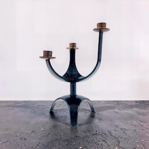 Candelabro vintage de acero brutalista | Objeto de diseño de tres brazos | Metal negro modernista de los años 70 | Candelabro escultural de metal