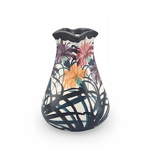Könnte beinhalten: Eine Keramikvase mit cremefarbener Basis und handgemaltem Blumenmuster. Das Design zeigt dunkelblaue, violette, rosafarbene und orangefarbene Blüten mit langen, dunkelblauen Stielen und Blättern. Die Vase hat einen breiten, bauchigen Körper.