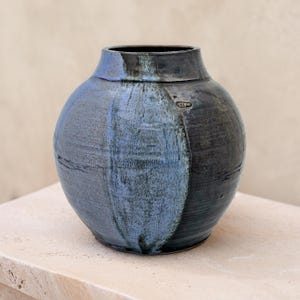 Gran jarrón de cerámica de estudio, hecho a mano | pieza única firmada | diseño atemporal | cerámica esmaltada