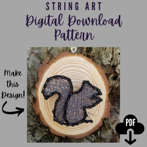Puede incluir: Un patrón de descarga digital para arte de cuerda con una ardilla en una rodaja de madera. La ardilla está hecha de cuerda negra y gris.