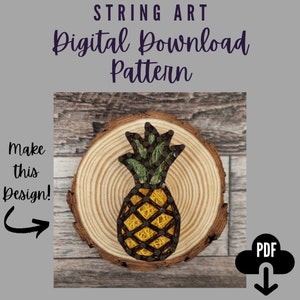 Op de afbeelding: Een digitaal downloadpatroon voor een string art ananasontwerp. Het patroon wordt getoond op een houten schijf met een geel en bruin ananasontwerp.