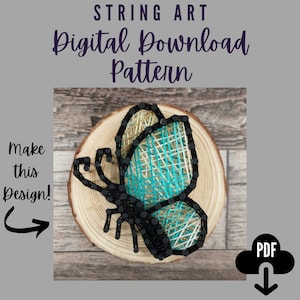 Puede incluir: Un patrón de descarga digital para arte de hilo. La imagen muestra un diseño de mariposa hecho con hilo sobre una rodaja de madera. La mariposa tiene contornos negros, hilo turquesa y beige, y el texto "STRING ART Digital Download Pattern".