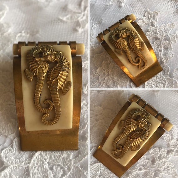 1700/'s French Courtiers great condition with handpainted disc on front bakelite art deco compact case empty inside very unusual