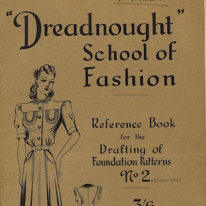 Könnte beinhalten: Eine Schwarzweißillustration einer Frau in einem Kleid mit einem Knopfbodice und einem Rock mit einer Tasche auf jeder Seite. Die Illustration stammt aus einem Buch mit dem Titel "Dreadnought School of Fashion: Reference Book for the Drafting of Foundation Patterns No. 2 (Copyright)". Das Buch ist für 3/6 zu verkaufen, die Versandkosten betragen 3 Pence. Das Buch wird herausgegeben von Mrs. J. A. Bond, Glendalough, 45 Churchgate, Southport, Lanes. 6 Molesworth Street, Dublin. Eire.