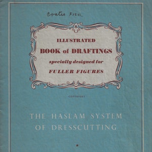 Pode incluir: Uma capa azul com uma borda branca e uma moldura decorativa. O texto "ILLUSTRATED BOOK of DRAFTINGS specially designed for FULLER FIGURES" está na moldura. O texto "THE HASLAM SYSTEM OF DRESSCUTTING" está abaixo da moldura. O texto "MISS G. A. HASLAM, 45 Seymour Road, Bolton, Lancs. Telephone: Bolton 3268" está na parte inferior da capa.