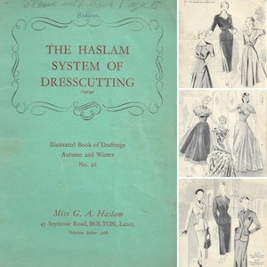 Puede incluir: Una portada de libro vintage para un libro de patrones de costura titulado "The Haslam System of Dresscutting". La portada del libro es de color verde azulado con texto negro y un borde negro decorativo. El libro está ilustrado con dibujos de mujeres que llevan diferentes estilos de vestidos.