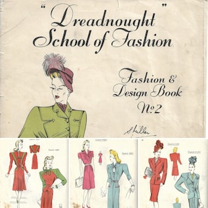 Op de afbeelding: Een vintage boek getiteld "Dreadnought School of Fashion Fashion & Design Book No. 2" door Shiller. De omslag toont een vrouw die een groene jas draagt met brede schouders en een rode hoed met een veer. De binnenpagina's tonen schetsen van dameskledingontwerpen.