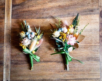 Boutonnières de flores secas preservadas para el novio y los padrinos de boda con una paleta de colores romántica - Boutonnière de boda rústica, broches florales
