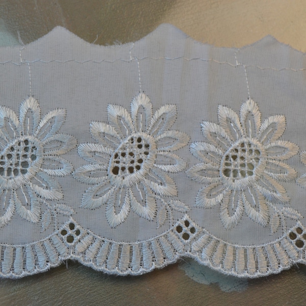 1 mètres Coupon Dentelles  broderie anglaise   coton  blanc    brodée  largeur 11  cm