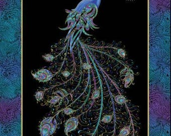 Può includere: Un pavone con un corpo blu e piume della coda verde e oro iridescenti su uno sfondo nero.