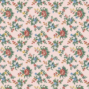 Könnte beinhalten: Ein sich wiederholendes Blumenmuster auf hellrosa Hintergrund. Das Design zeigt Bouquets aus roten Rosen, blauen und weißen Blumen, gelben Akzenten und grünen Blättern. Das Muster erinnert an Vintage-Tapeten oder Stoff.