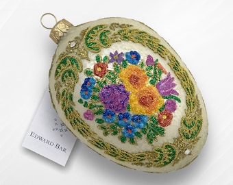 White ecru egg | Floral wreath | Hand-decorated glass Christmas bauble | Glass Christmas decorations | Faberge-style eggs