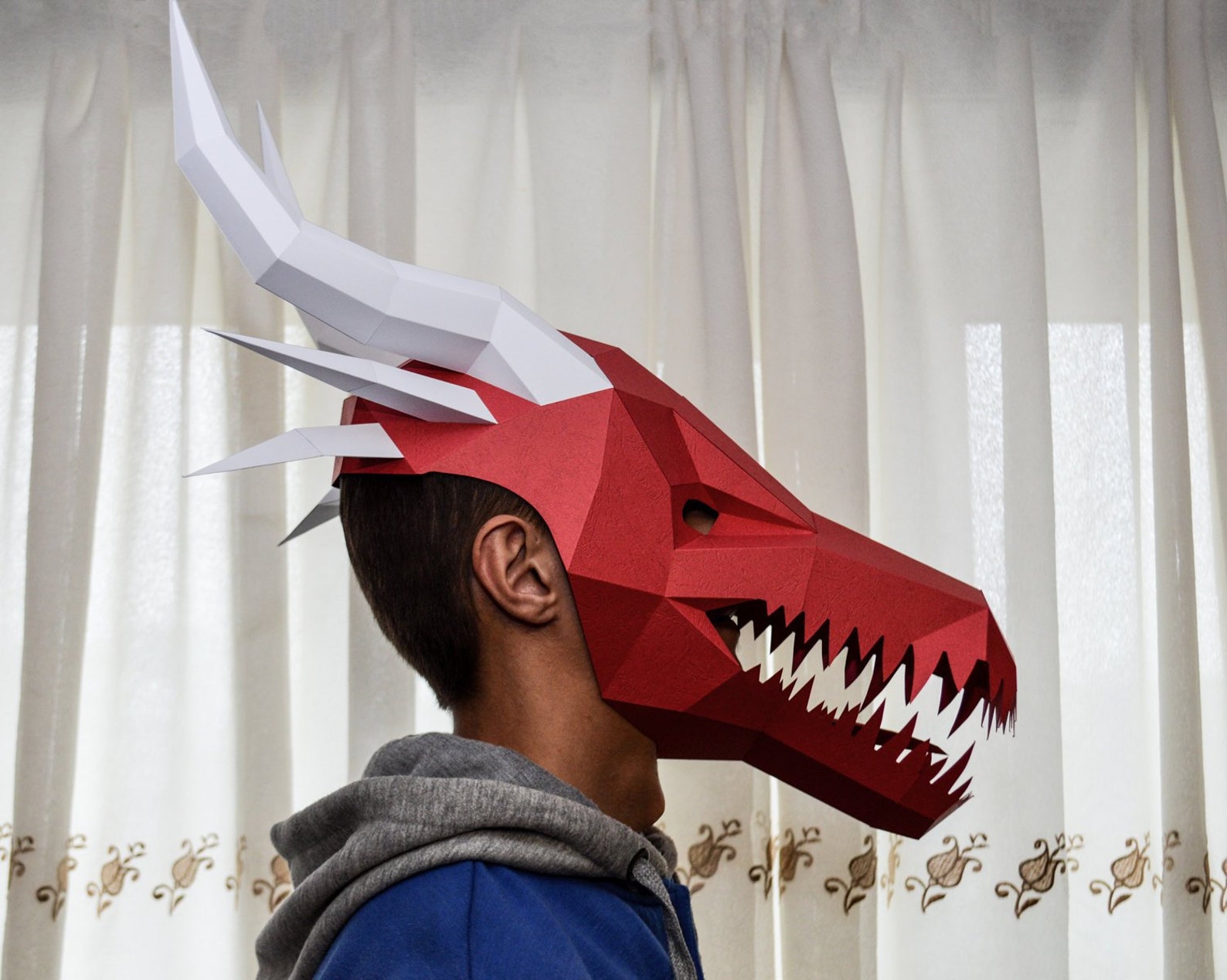 Дракон из бумаги тик ток идеи. Паперкрафт маска дракона. Паперкрпыт маска дракона. Объемная маска дракона. Голова дракона из бумаги.