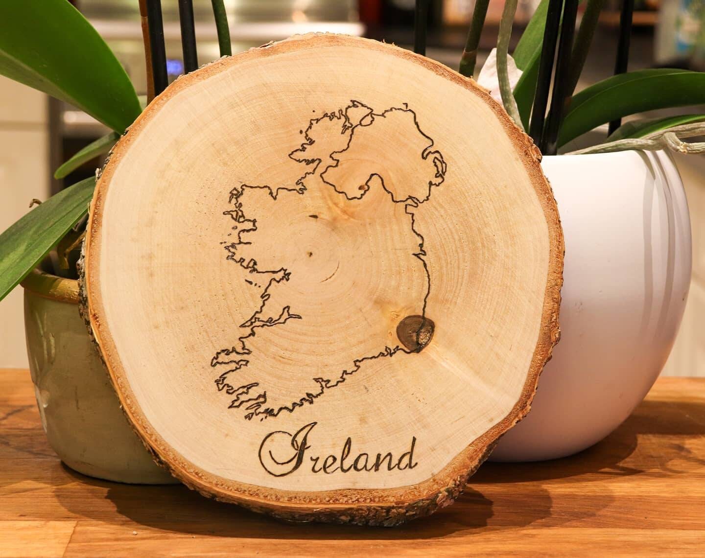 Carte de L'irlande Pyrogravée à La Main sur Rondelle Bois.
