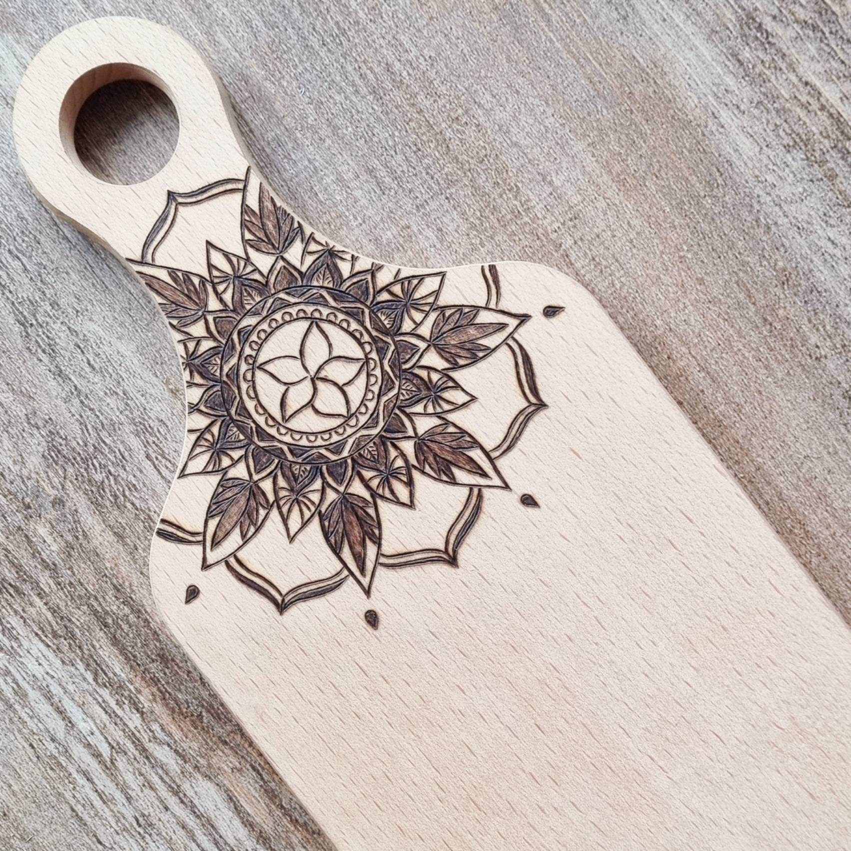 Mandala Pyrogravé à La Main sur Planche en Bois.