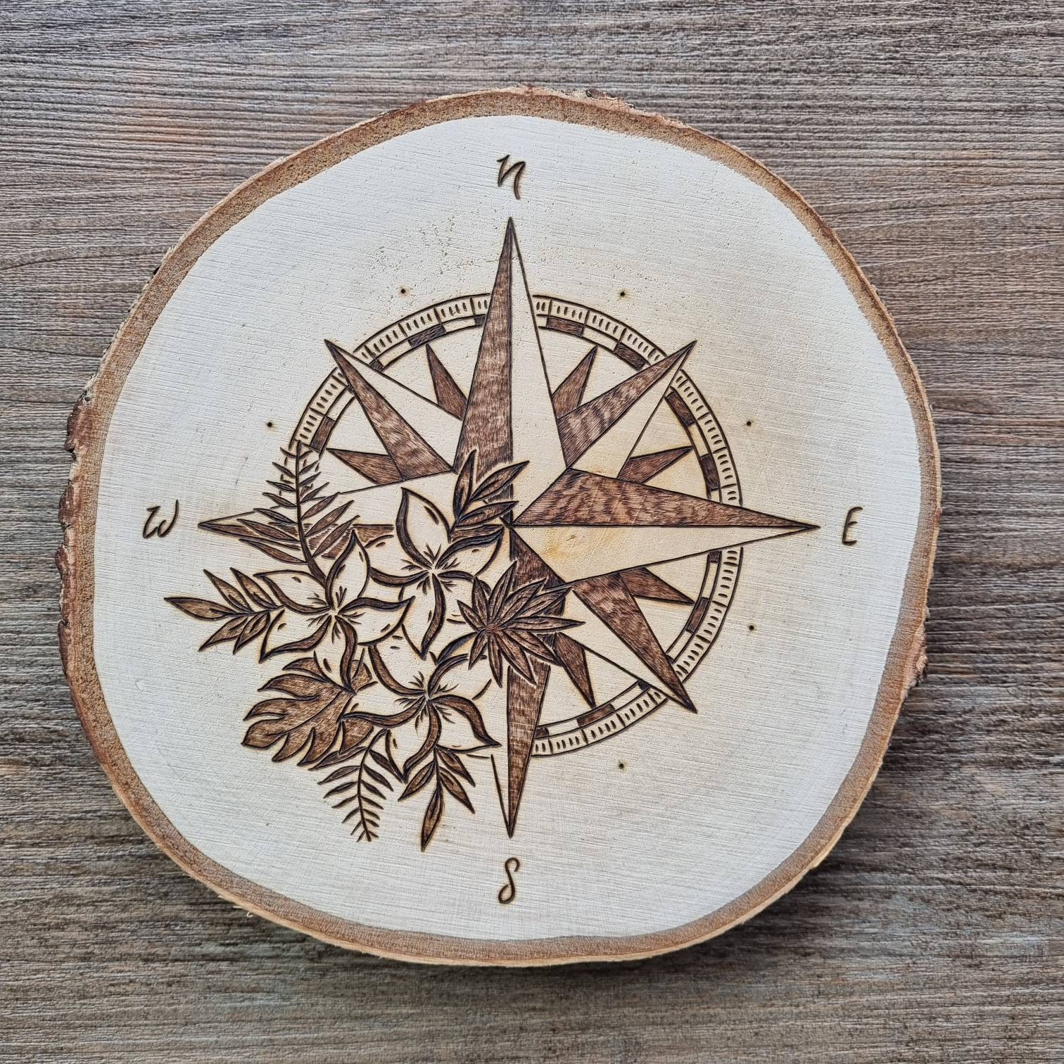 Rose Des Vents et Ses Plantes Tropicales. Pyrogravure à La Main sur Rondelle de Bois Brut.