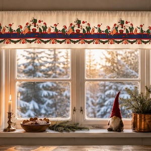 Op de afbeelding: Een witte raamvalance met een herhalend patroon van kleine kabouters in rode mutsen en groene kleding, geaccentueerd door een donkerblauwe horizontale streep en een decoratieve slingerboord met rode bessen en groene bladeren langs de onderrand.