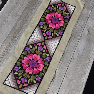 Vintage Besticktes Floral Panel: Skandinavische Volkskunst Nadelspitze
