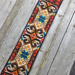 Vintage Bell Pull Wandbehang | Volkskunst Textil | Vertikale Wanddekor | Rustikales Skandinavisches Dekor | Handarbeiten Wandkunst | Schmaler Wandakzent