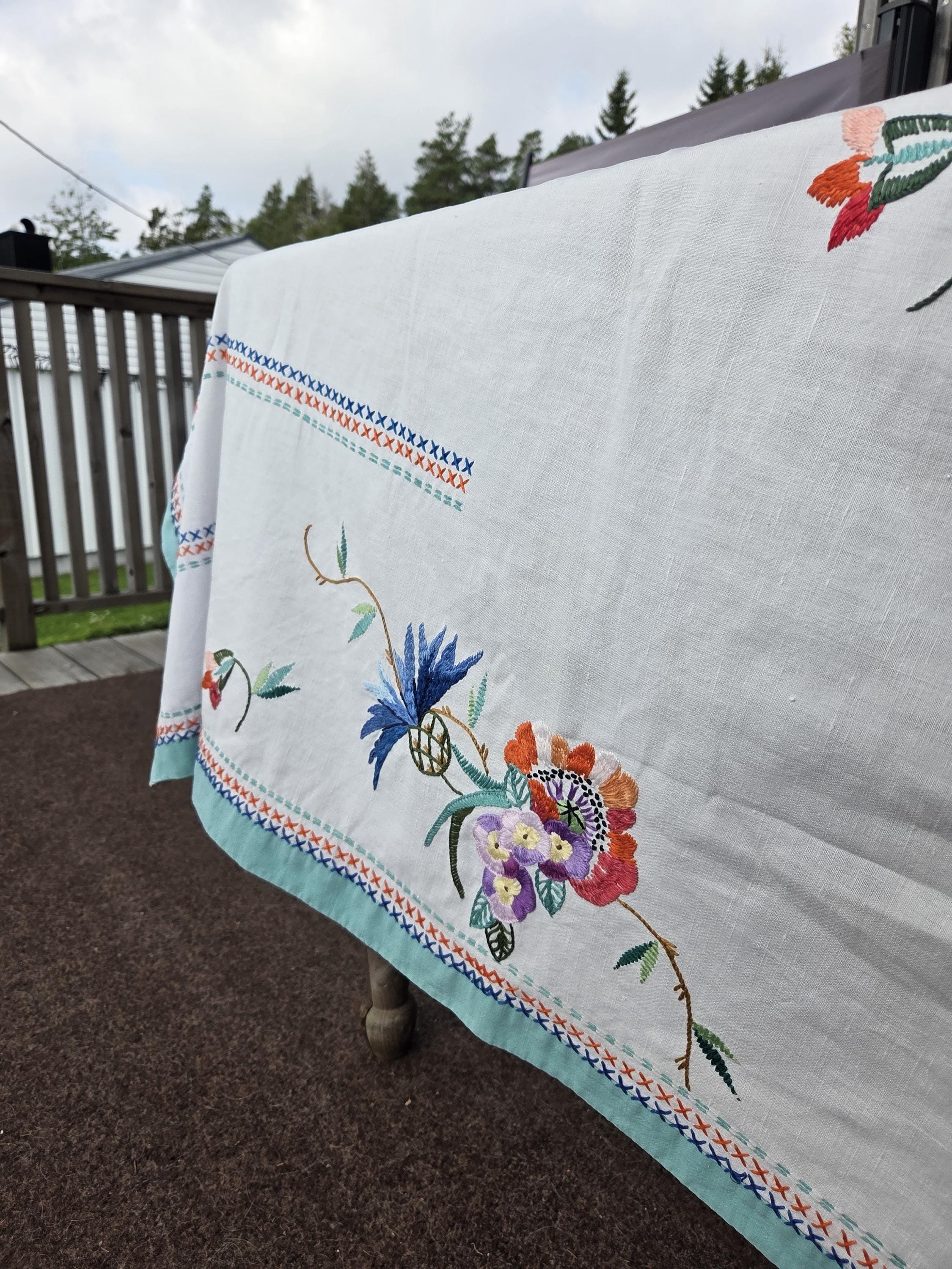 ヴィンテージ刺繍リネンテーブルクロス：レトロな花柄コテージコア